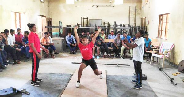 जिला स्तरीय वेटलिफ्टिंग में 40 खिलाड़ी शामिल हुए