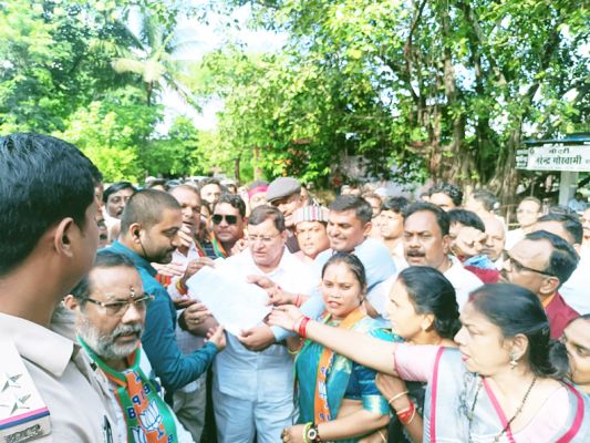 प्रदेश सरकार की वादाखिलाफी के विरोध भाजपाईयो ने एसडीएम दफ्तर घेरा