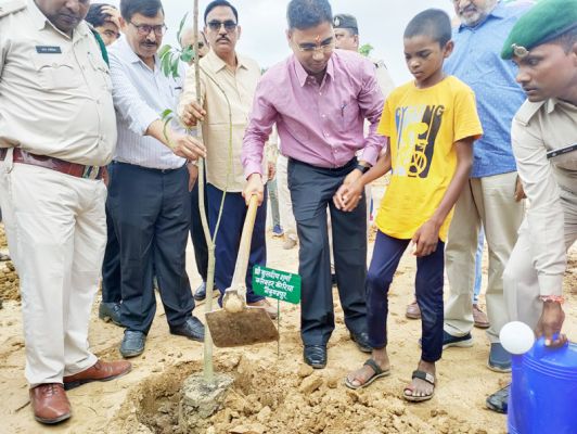 कृष्ण कुंज का लोकार्पण, स्कूली बच्चों ने भी पौधे लगाए