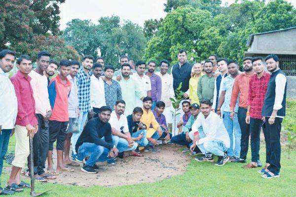 साहू समाज युवा प्रकोष्ठ ने किया पौधरोपण