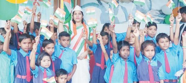 कोसीर में भारी बारिश के बीच लहराया तिरंगा