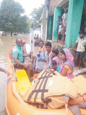 बाढ़ में फंसे लोगों को नगर सेना बाढ़ बचाव दल ने सुरक्षित स्थानों तक पहुंचाया
