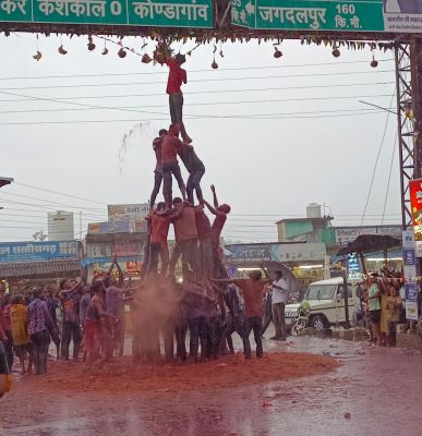 मटका फोड़ प्रतियोगिता में बरपारा की टीम विजयी