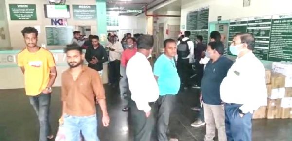 मां व गर्भस्थ शिशु की मौत के बाद आक्रोशित परिजनों ने की डॉक्टर की पिटाई