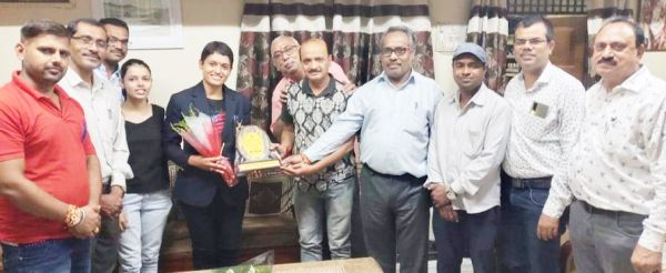 कला केंद्र के सदस्यों ने वंशिका से की सौजन्य मुलाकात