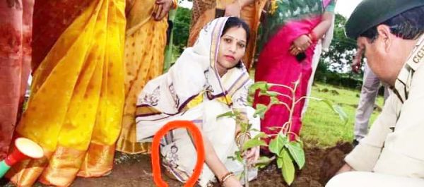 सारंगढ़ की कांग्रेस विधायक की साड़ी में पैरों के पास कृष्ण भगवान की फोटो, मचा बवाल