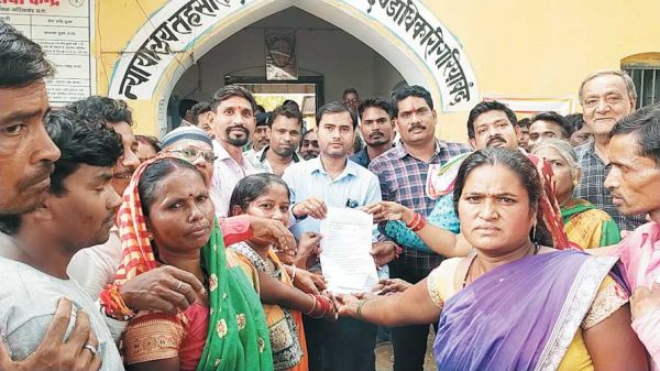 फुटकर कारोबारियों को साप्ताहिक बाजार लगाने अन्यत्र न हटाया जाए, तहसीलदार को ज्ञापन