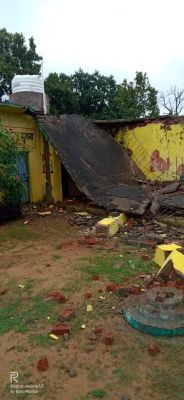 आंगनबाड़ी केंद्र गुमगा का जर्जर भवन धराशाई