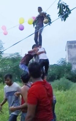 कृष्ण जन्माष्टमी पर मटकी फोड़ स्पर्धा, निकाली राधा-कृष्ण की झांकी