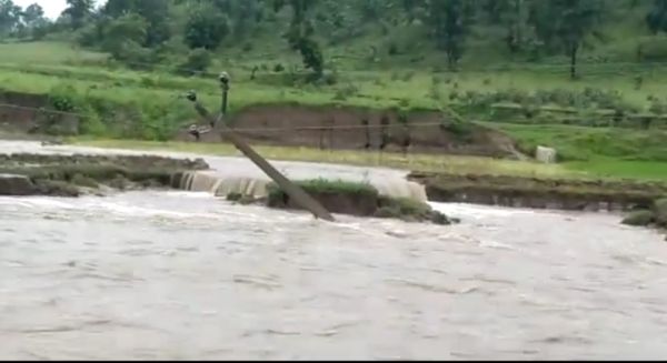 नाला किनारे के दो खंभे गिरे, तीन गांवों में विद्युत आपूर्ति बंद