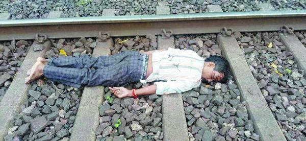 अज्ञात युवक का पटरी पर मिला शव