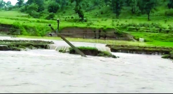 नाला किनारे के दो खंभे गिरे,  3 गांवों में विद्युत आपूर्ति बंद
