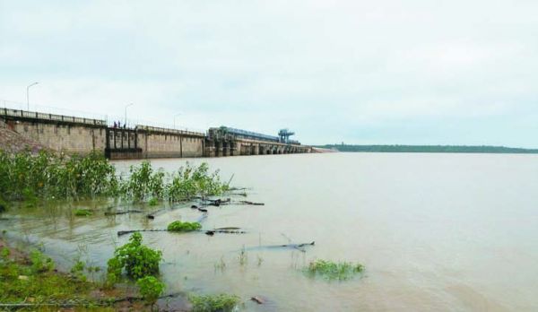 भारी बारिश से जिले के सभी 4 बांध लबालब, गंगरेल में 98 फीसदी पानी, पहली बार डेढ़ महीने में 2 बार खुले 14 गेट 
