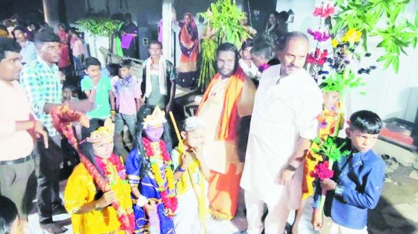 बूढ़ा जौंग व बहिंगा करही में दही लूट स्पर्धा