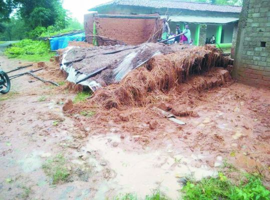 बारिश से घर गिरा, बुजुर्ग महिला की मौत, एक घायल