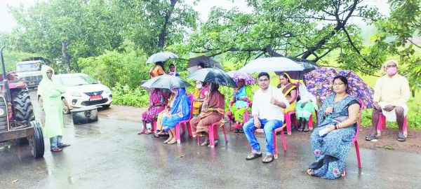 जर्जर सडक़ पर भी धड़ल्ले से  दौड़ रहे भारी वाहन