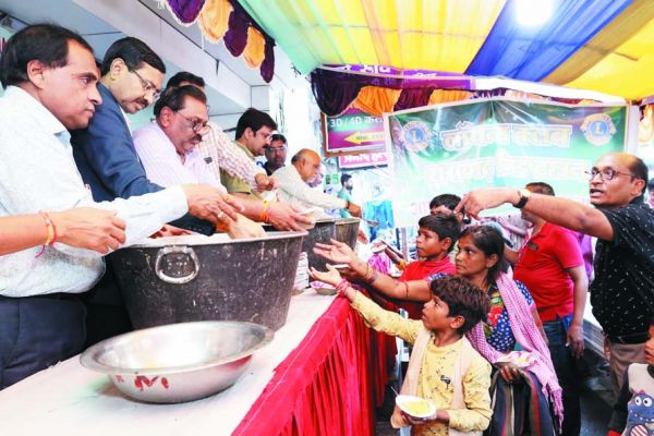 जन्माष्टमी पर लायंस क्लब मिड टाउन ने भी लगाया भंडारा