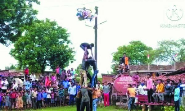 दही लूट,  डीजे की धुन में प्रतिभागियों ने लिया हिस्सा