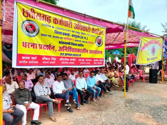 सरकारी दफ्तरों में सन्नाटा, बेमुद्दत हड़ताल से कामकाज प्रभावित