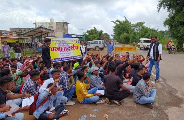 महाविद्यालय में एमएससी व एमए नवीन संकाय प्रारंभ करने की मांग को ले छात्र सडक़ों पर उतरे