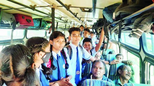 स्वामी आत्मानंद विद्यालय के बच्चों को स्कूल आवागमन के लिए बस सुविधा