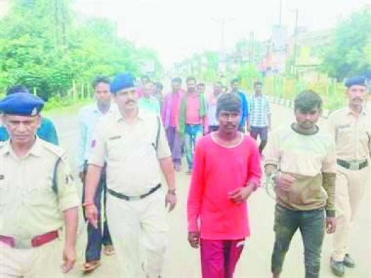 पुलिस ने आरोपियों का निकाला जुलूस