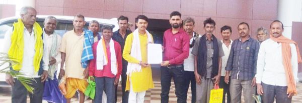 बाढ़ प्रभावितों की क्षति के आंकलन के लिए केशतरा पहुंचे पटवारी