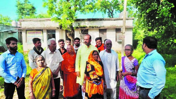 वृद्धाश्रम की जर्जर स्थिति का जायजा लेने पहुंचे किसान नेता 