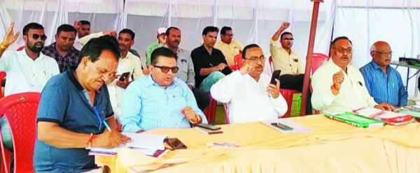 अधिकारी-कर्मचारी बेमुद्दत हड़ताल पर, कार्यालय सूने