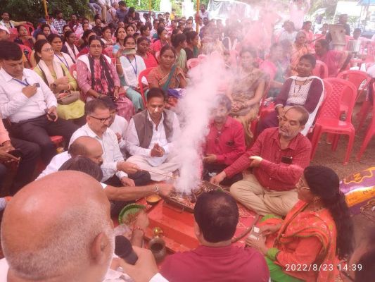 बेमुद्दत हड़ताल दूसरे दिन भी जारी, सरकार को सद्बुद्धि आने किया हवन