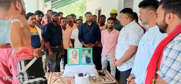 कांग्रेसियों ने केक काटकर मनाया मुख्यमंत्री का जन्मदिन