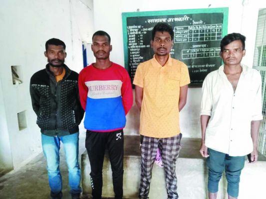 रास्ता रोककर ग्रामीण से लूट,  4 गिरफ्तार