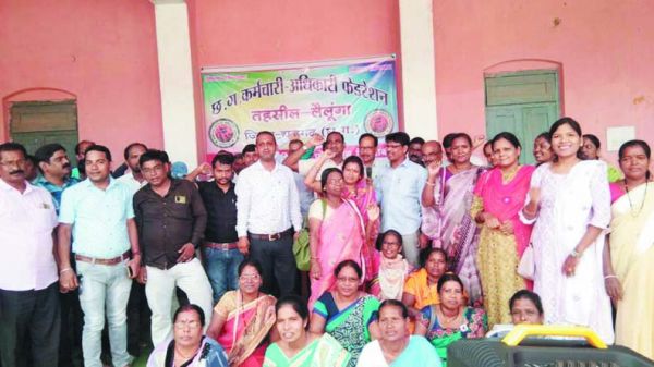 सरकारी कर्मचारी-अधिकारी बेमुद्दत हड़ताल पर