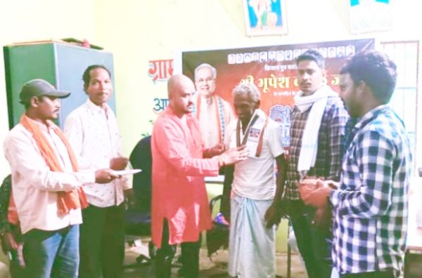 युकां ने सीएम का जन्मदिन  किसान-मजदूरों संग  मनाया,श्रीफल व शाल वितरण