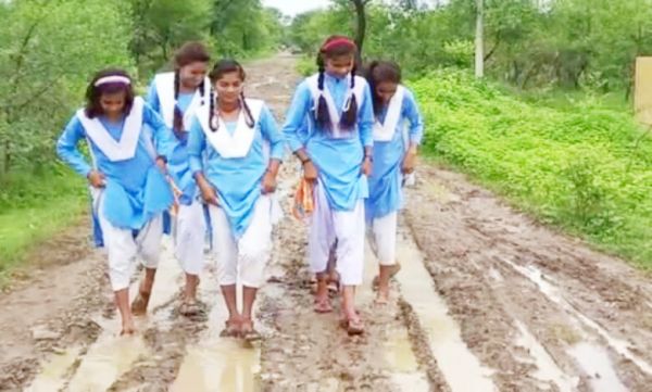 दलदल भरे रास्ते से होकर छात्र-छात्राएं जाते हैं स्कूल