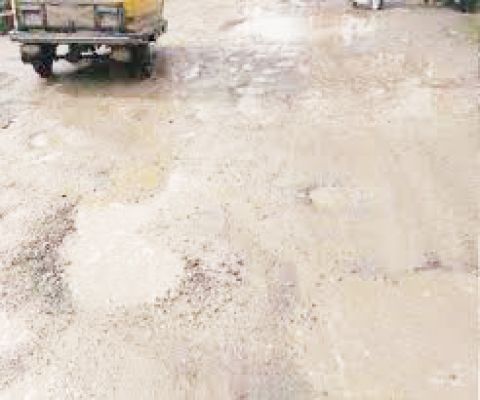 न्यू विस्टा सीमेंट प्लांट के सामने जर्जर सडक़ का नहीं हो रहा उद्धार