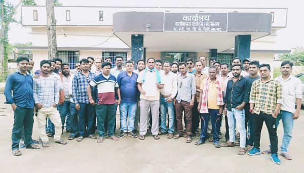 सब-स्टेशन ऑपरेटरों ने विभिन्न समस्याओं को लेकर ज्ञापन सौंपा