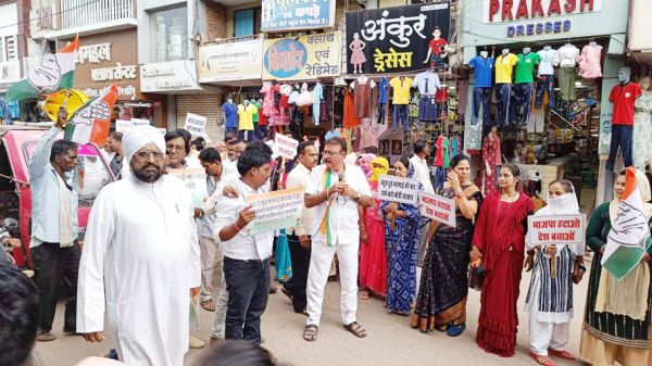 महंगाई के विरोध में कांग्रेसियों ने की पदयात्रा, नुक्कड़ सभा कर प्रदर्शन किया