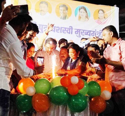 नांदगांव के मुख्य चौराहे में नवाज के नेतृत्व में सीएम का जन्मदिन मनाने उमड़े लोग