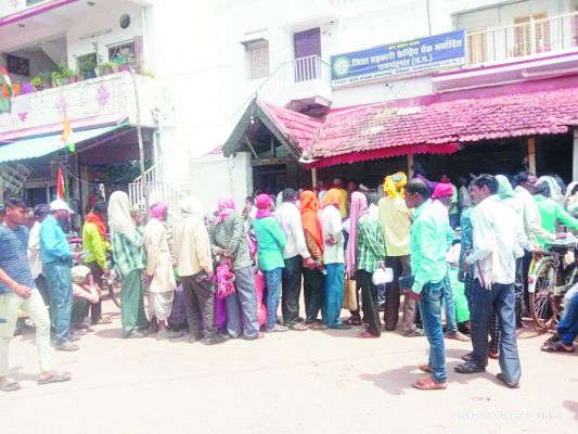 योजना की राशि निकालने किसानों में खुशी की लहर