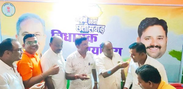 मुख्यमंत्री का जन्मदिन कांग्रेसियों ने केक काटकर मनाया