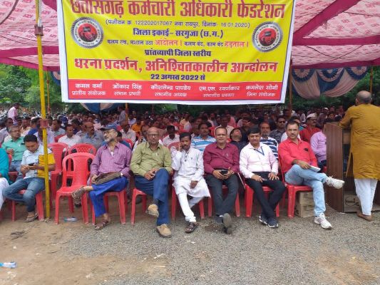 कर्मियों की बेमुद्दत हड़ताल जारी