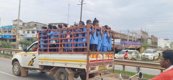 खेल चयन स्पर्धा में शामिल होने मालवाहक में लाई गईं छात्राएं