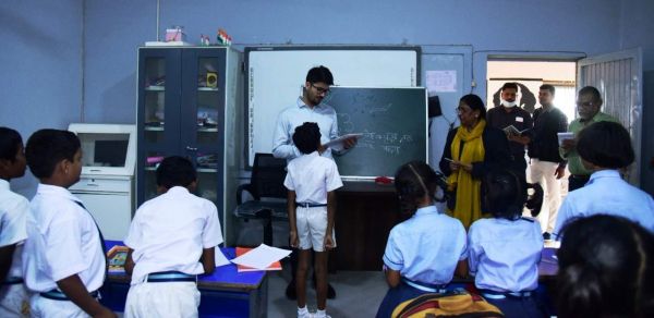कलेक्टर अचानक पहुंचे आत्मानंद स्कूल, बच्चों के लिए बने शिक्षक