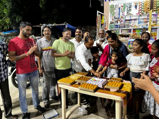 बच्चों से केक कटवा कर सीएम का जन्मदिन मनाया