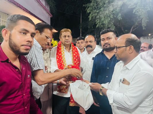 अकबर के जन्मदिन पर हांडी वाले बाबा के मजार में चढ़ाए चादर और काटा केक