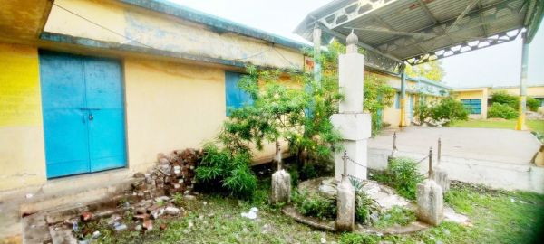 स्तंभ की दुर्दशा देखकर प्राचार्य की स्वच्छता के प्रति लगाव पर उठ रहे हैं सवाल?
