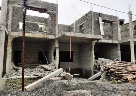 अवैध कॉलोनी पर चला बुलडोजर, 40 दोमंजिला मकानों में से 12 धराशायी