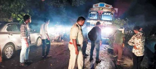  आंधी-बारिश, पेड़ गिरे, यातायात बाधित
