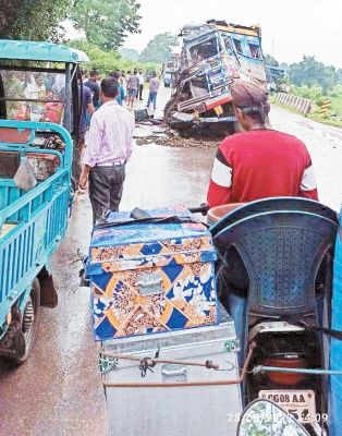 ट्रक-बस में जोरदार टक्कर, 20 से अधिक जख्मी
